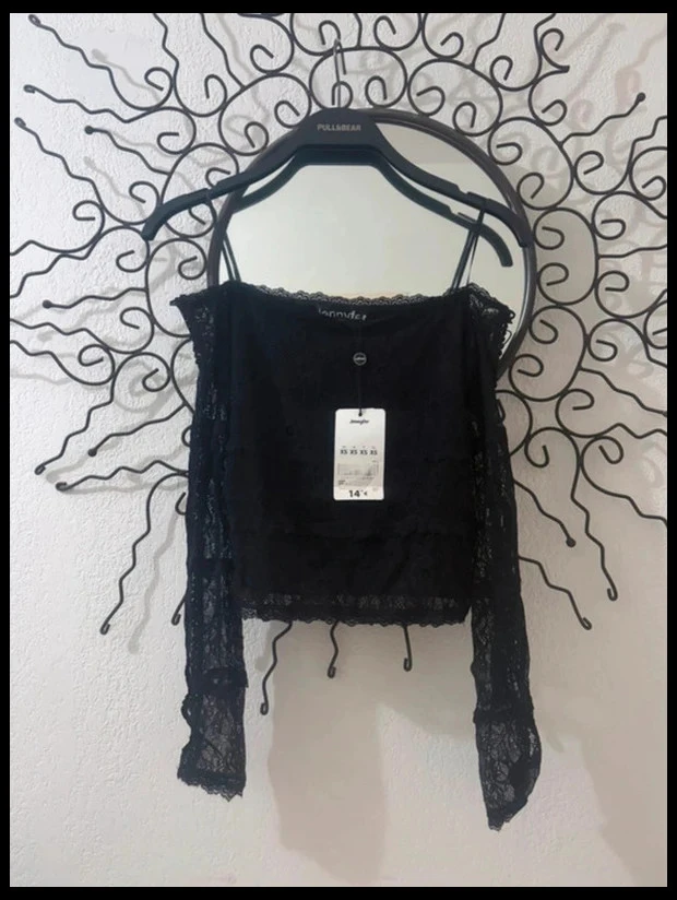 Crop Top Jennyfer en Dentelle Noire – Épaules Dénudées & Détails Laçage – Taille XS (Neuf)
